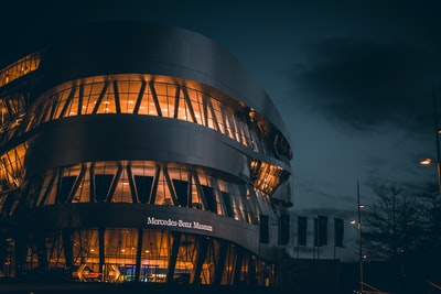夜间的棕色和黑色混凝土建筑